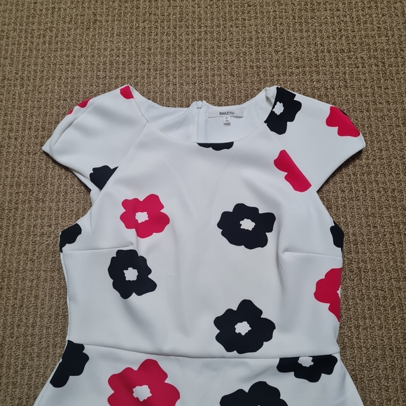 Bailey44 Pop Floral Print Neoprene Like Bendable Cap Sleeve Sheath Dress Size M - Picture 5 of 15